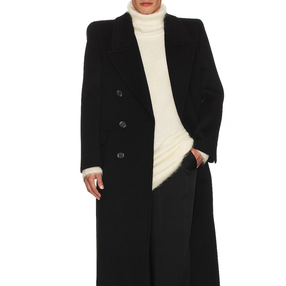 Robe décontractée blanche en mohair de Saint Laurent, coupe élégante et tissu doux, portée en style casual.