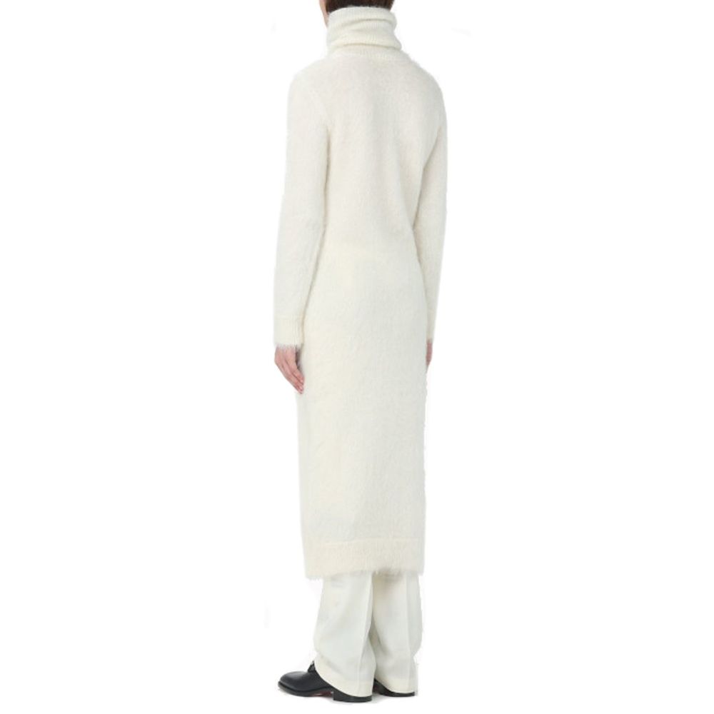 Robe décontractée en mohair blanc de Saint Laurent, élégante et confortable, avec coupe fluide et détails subtils.