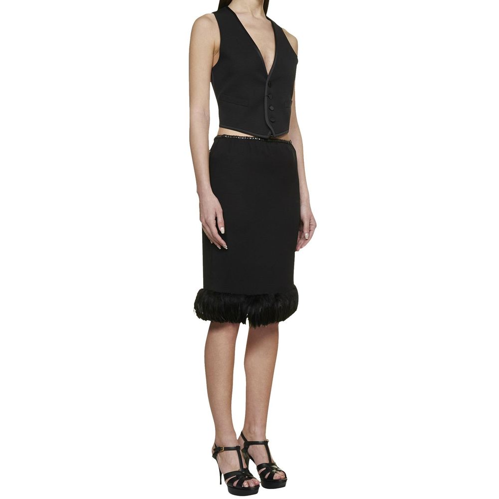 Jupe midi en soie noire Saint Laurent, élégante et fluide, portée avec un style sophistiqué.