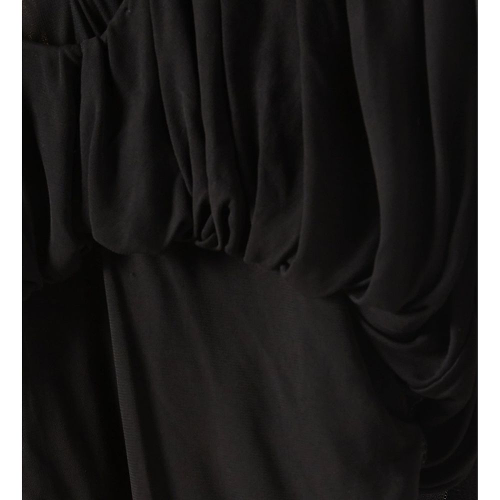 Robe de cocktail noire en viscose de Saint Laurent, coupe élégante et sophistiquée, portée avec style.
