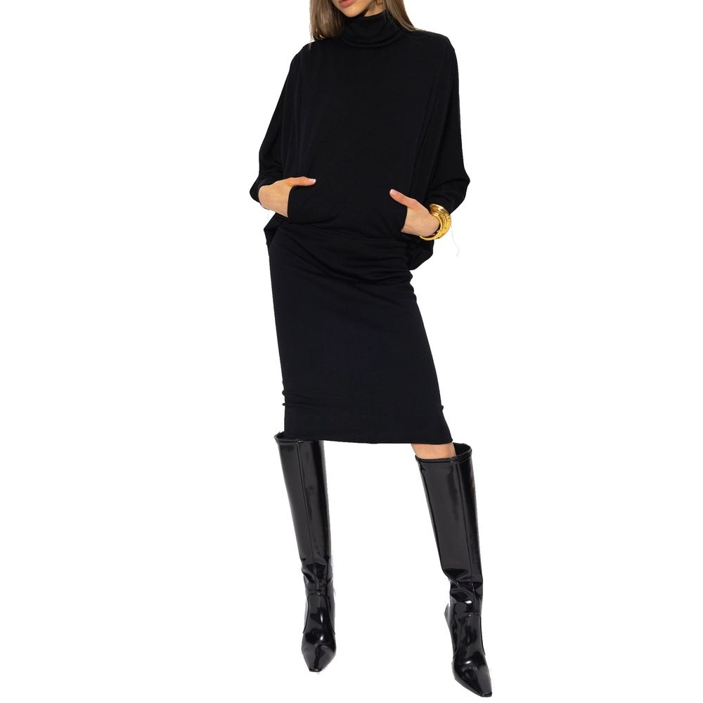 Robe décontractée en laine noire Saint Laurent, coupe élégante et classique, portée avec accessoires pour un style sophistiqué.