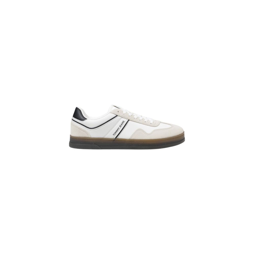 Sneakers Tommy Hilfiger Jeans en cuir noir à semelle basse, style décontracté et moderne, visibles en gros plan.