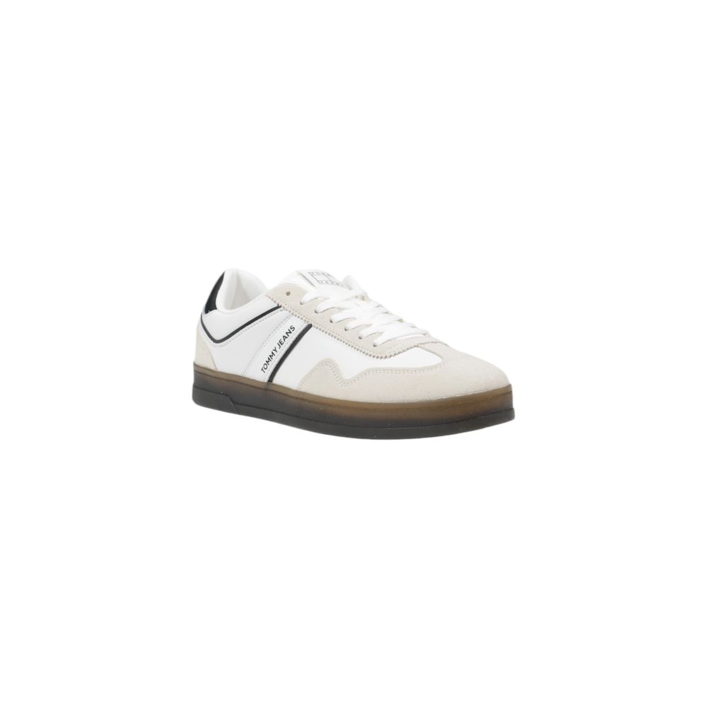 Sneakers Tommy Hilfiger en cuir noir, basse, avec semelle blanche, style décontracté, visibles sur fond neutre.
