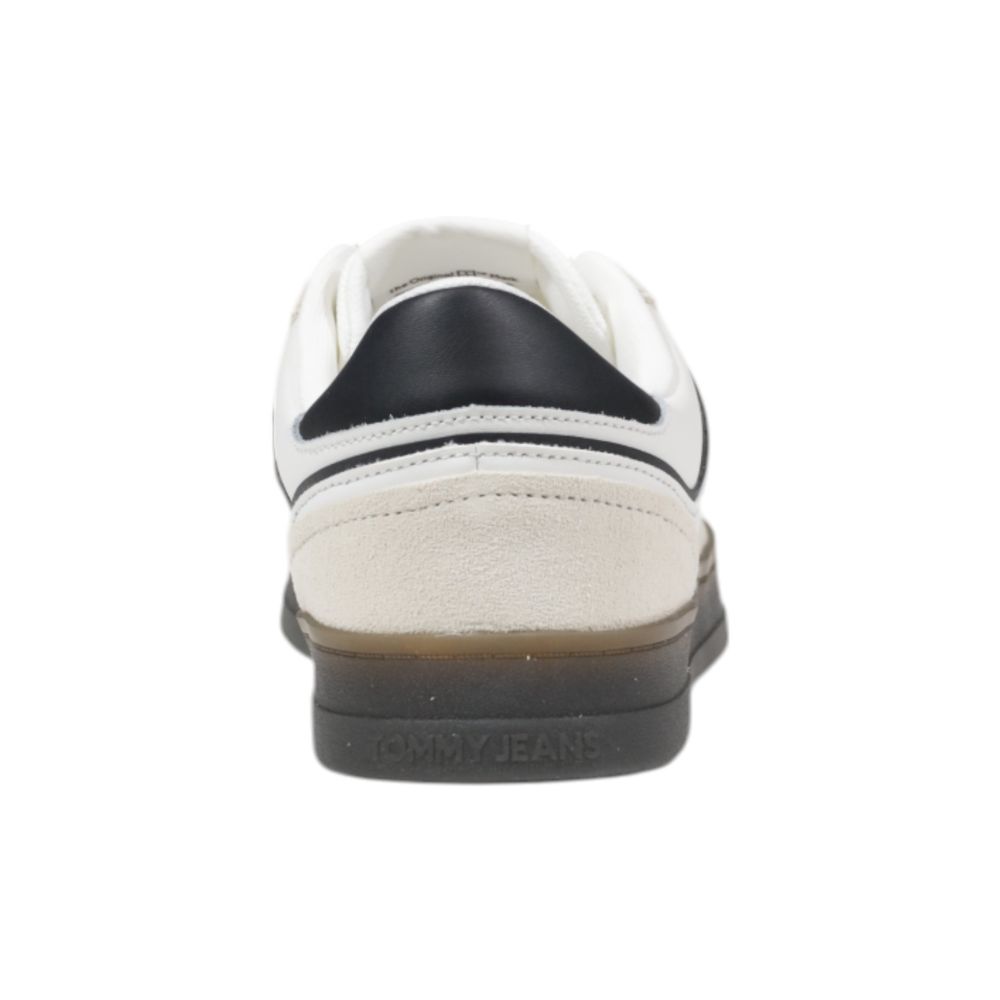 Baskets basses en cuir noir Tommy Hilfiger Jeans, style sneaker, vue de face montrant la marque et le design classique.