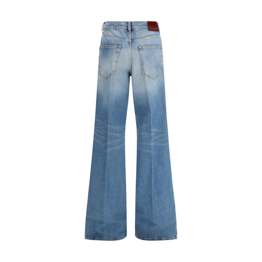 Jeans évasés en coton bleu Gucci, style décontracté avec coupe fluide, détails modernes et logo Gucci visible.