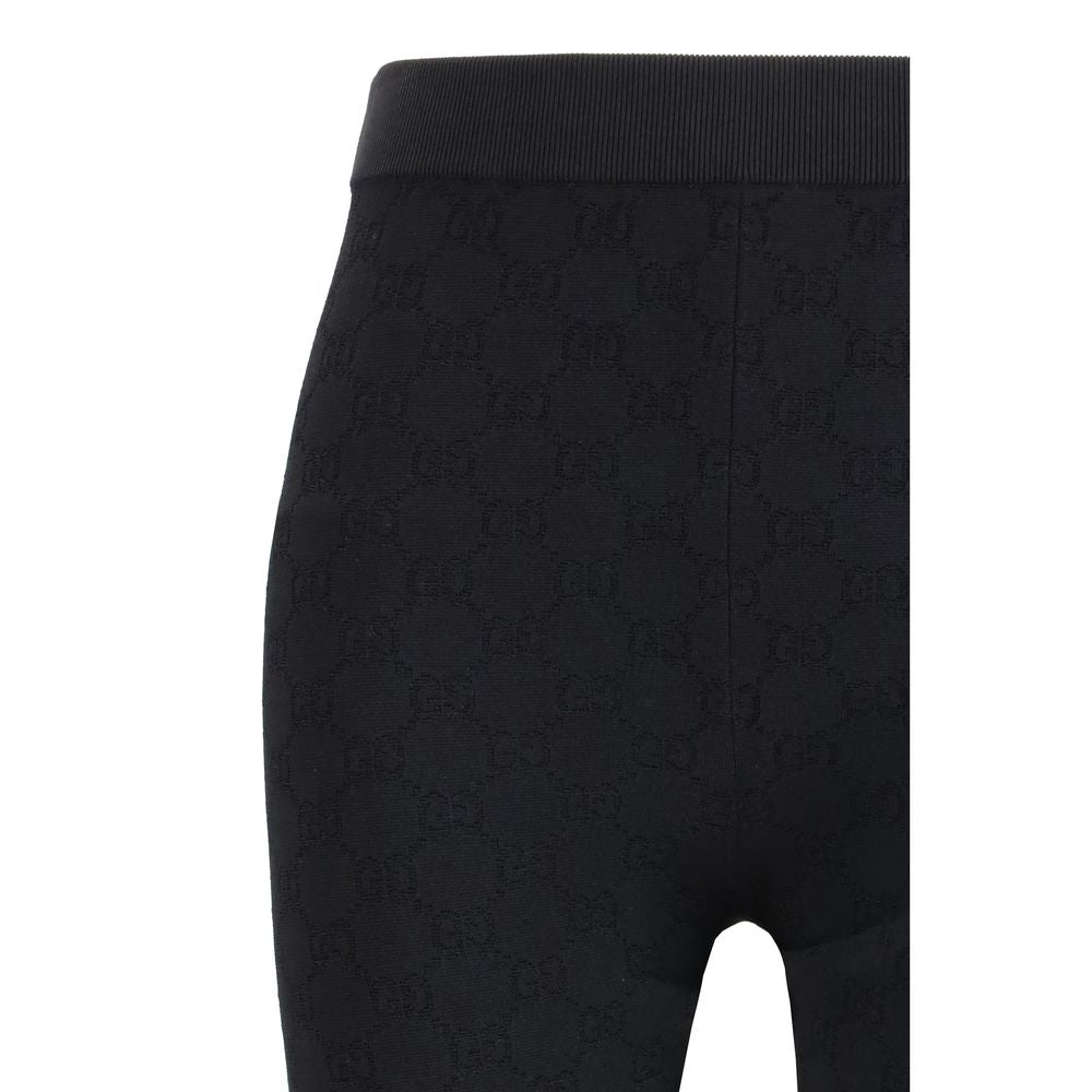 Leggings noirs en viscose de Gucci, ajustés, avec logo discret, portés avec une tenue décontractée.