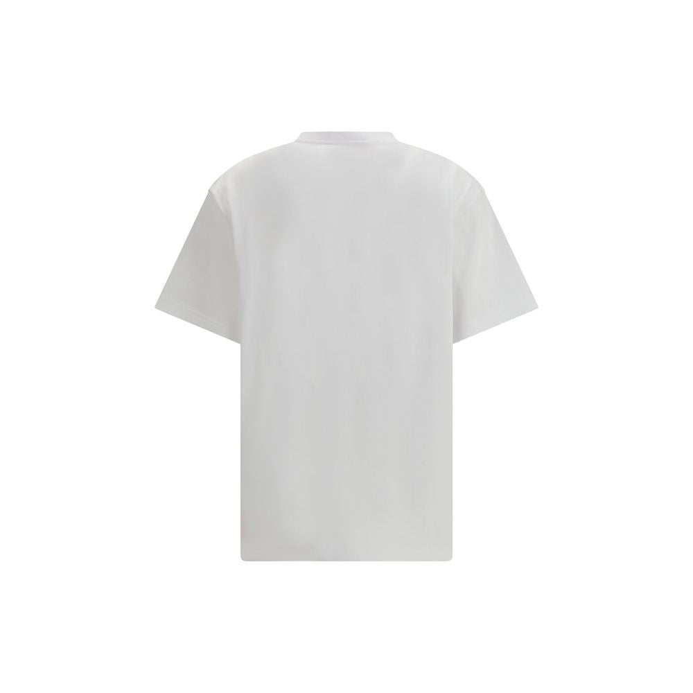 T-shirt blanc en coton de Gucci, vêtement décontracté avec logo Gucci visible, porté sur mannequin.