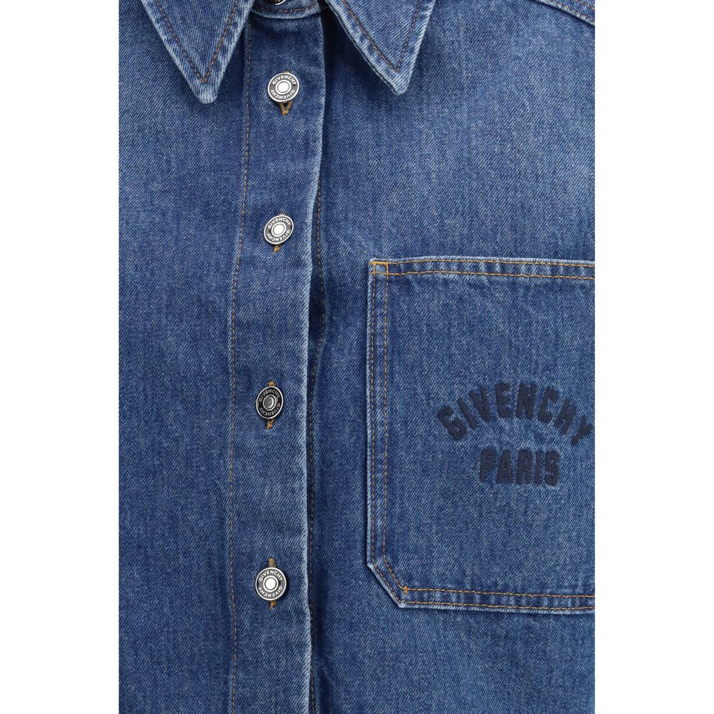 Chemise en denim bleu Givenchy avec col classique et manches longues, visible sur cette image.