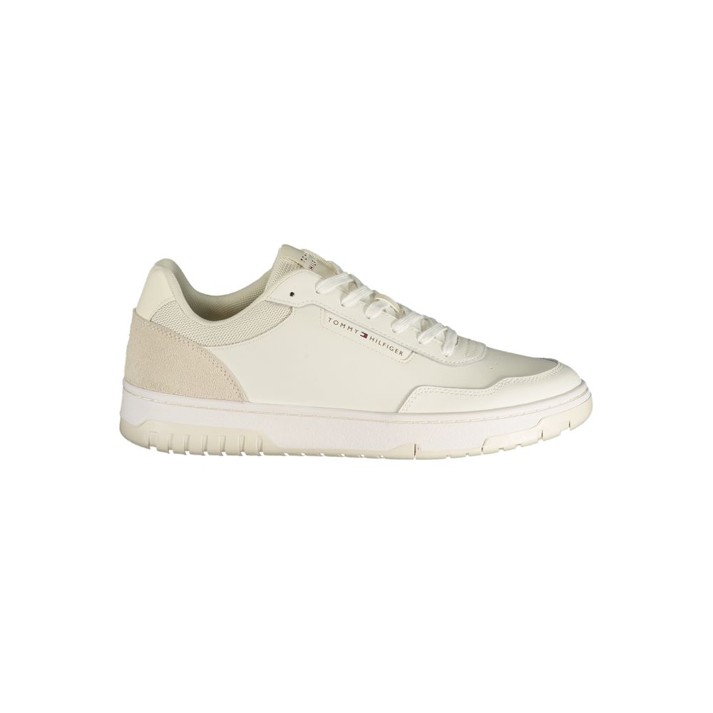 Sneakers blanches en polyuréthane pour homme de la marque Tommy Hilfiger, avec design moderne et semelle blanche.