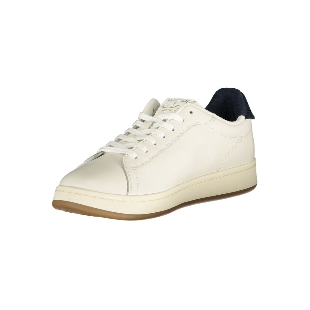 Sneakers blanches en polyuréthane pour homme de la marque Tommy Hilfiger, vue de côté, avec design moderne et semelle blanche.