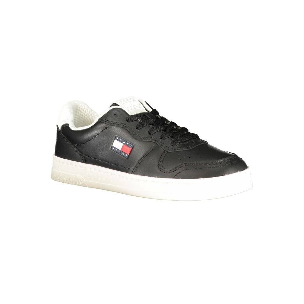 Sneakers pour femmes Tommy Hilfiger en polyuréthane noir, style décontracté avec semelle blanche et détails de marque.