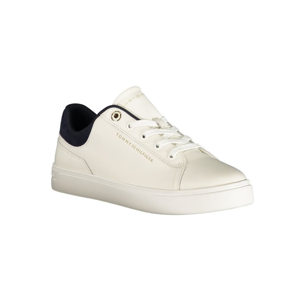Sneakers blanches en polyuréthane Tommy Hilfiger pour femme, moderne et confortable, visible en gros plan.