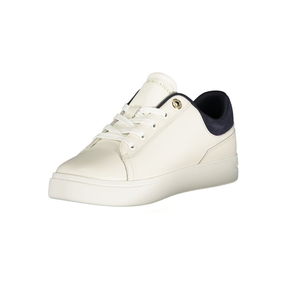 Sneakers blanches en polyuréthane pour femme de Tommy Hilfiger, vue de face avec détails du design.