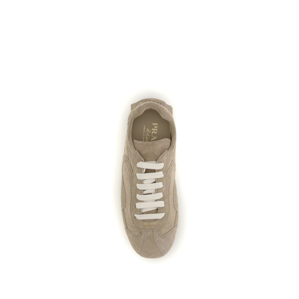 Chaussures sport en cuir beige Prada pour homme, sneakers en laine d'agneau ovis Aries avec détails élégants.