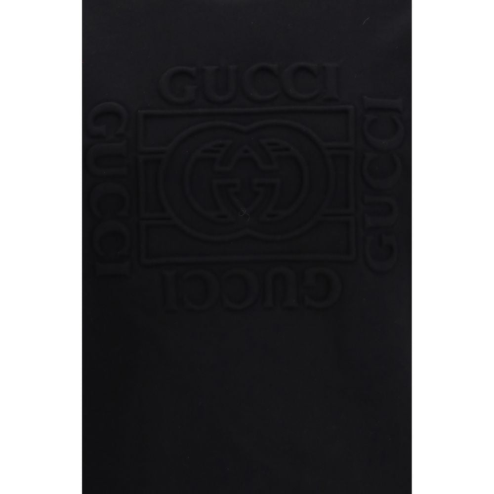 Sweat-shirt en coton noir Gucci, style décontracté avec logo Gucci visible, porté par un mannequin.