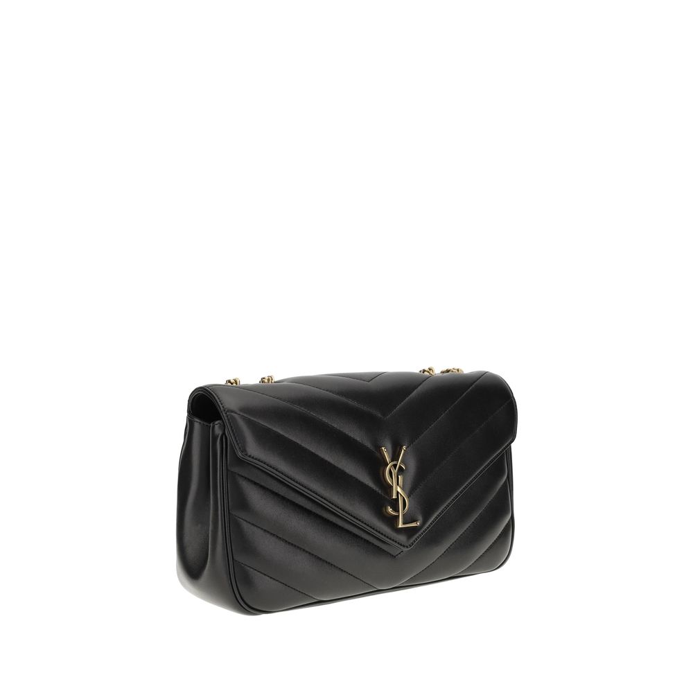 Sac à épaule Saint Laurent en cuir d'agneau noir, élégance sophistiquée et design moderne, visible avec détails et textures.
