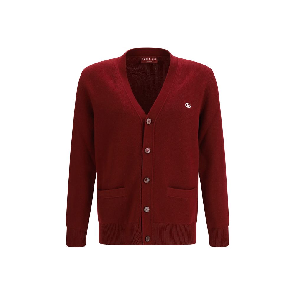 Cardigan en laine bordeaux de Gucci, style classique avec logo discret, porté par un mannequin dans une tenue élégante.
