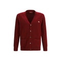 Cardigan en laine bordeaux de Gucci, style classique avec logo discret, porté par un mannequin dans une tenue élégante.