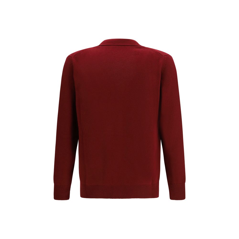Cardigan en laine bordeaux Gucci, coupe élégante avec logo Gucci visible, porté sur un modèle.