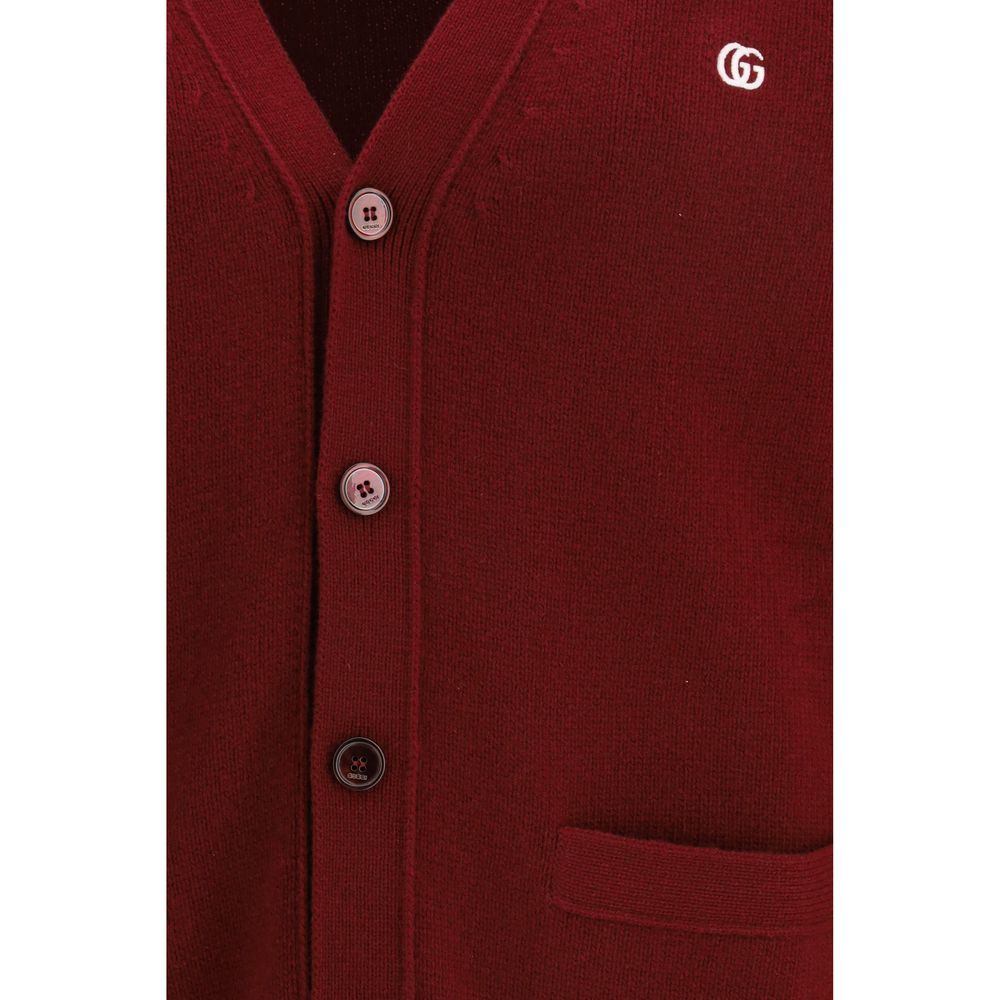 Cardigan en laine bordeaux de Gucci, modèle élégant pour homme ou femme, avec détails sophistiqués et logo Gucci visible.