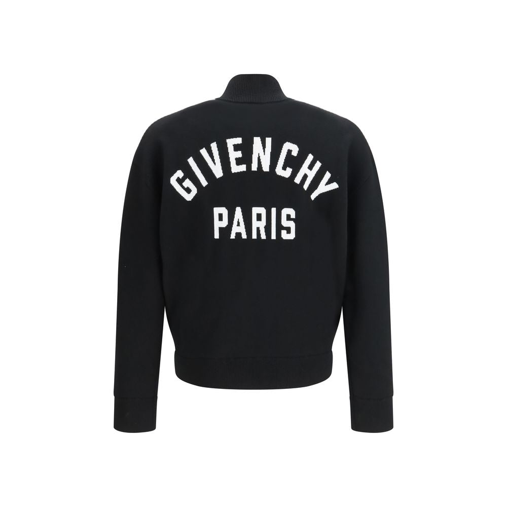 Cardigan en laine noire Givenchy, coupe classique, porté avec col en V et boutons à l'avant, parfait pour un look élégant.