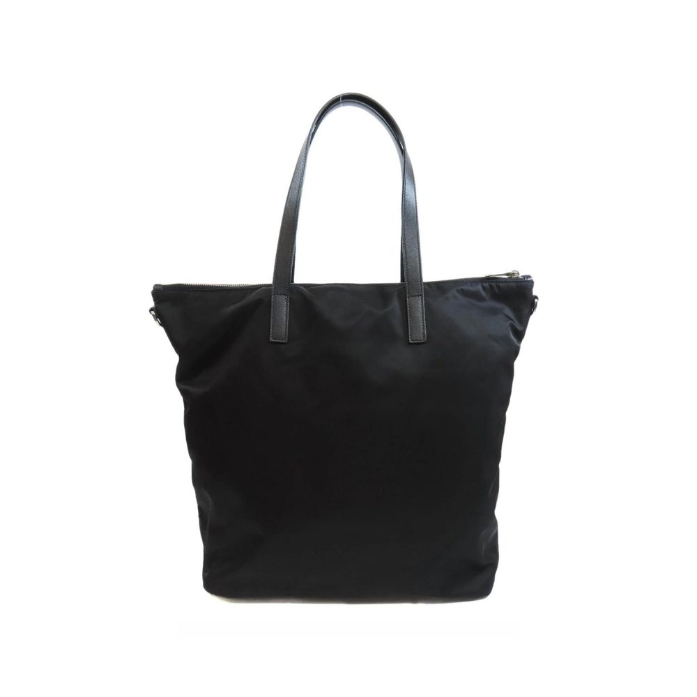 Sac Prada en nylon noir, grand sac cabas avec poignées, design élégant et pratique pour un usage quotidien.