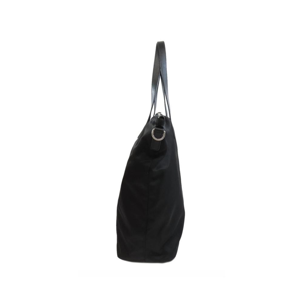 Sac Prada en nylon noir, grand sac cabas avec poignées, élégant et pratique pour un usage quotidien.