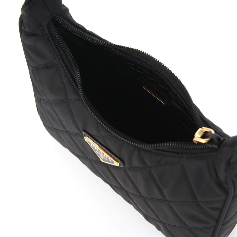 Sac à bandoulière en nylon noir Prada, vue détaillée du sac à main élégant avec bandoulière ajustable.