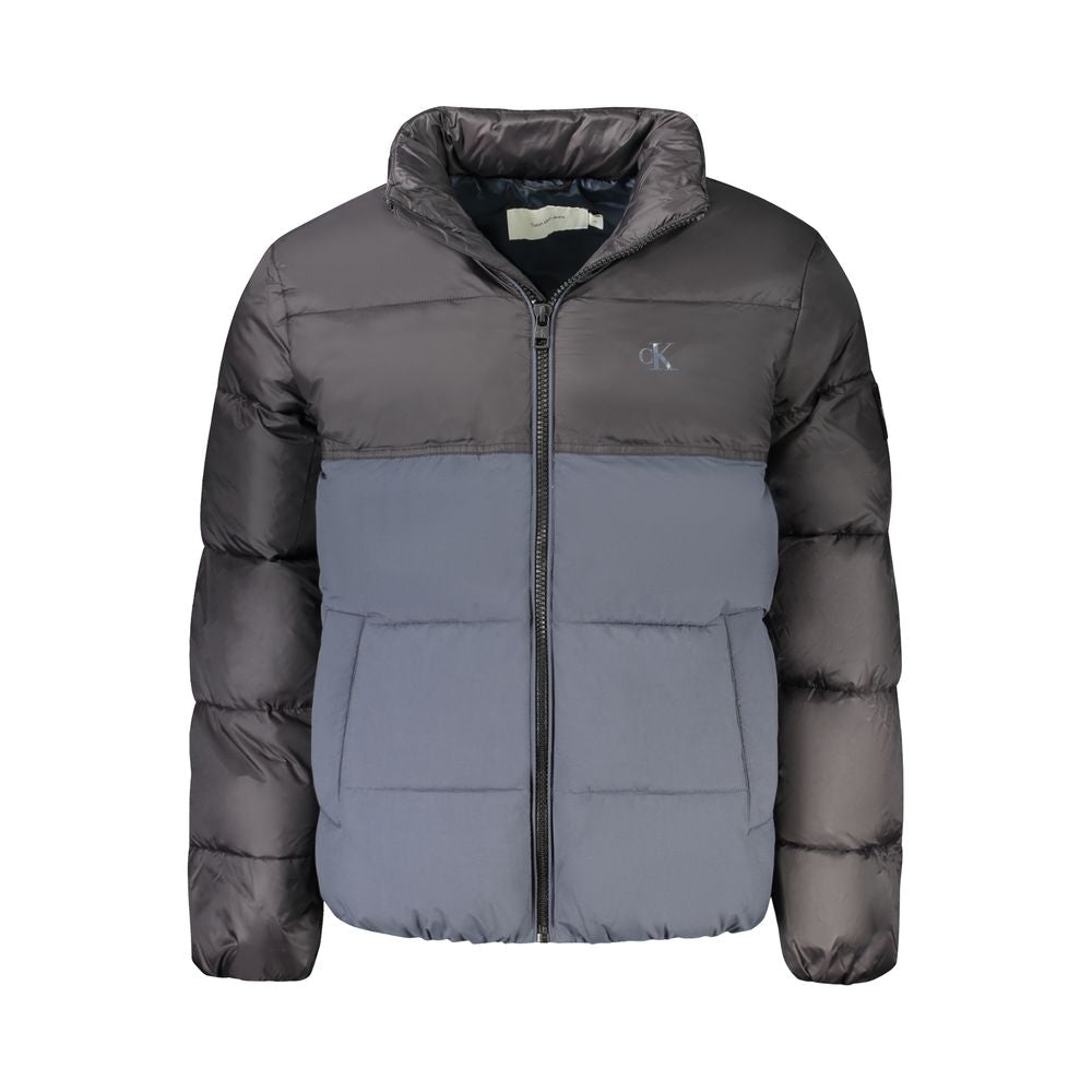 Veste homme en polyester bleu de la marque Calvin Klein, fermeture éclair, col montant et poches latérales.