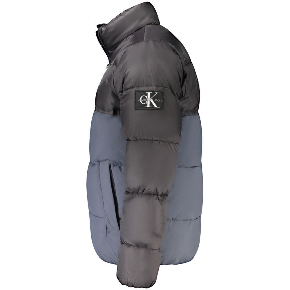 Veste homme en polyester bleu de la marque Calvin Klein, coupe moderne avec fermeture éclair et col montant.