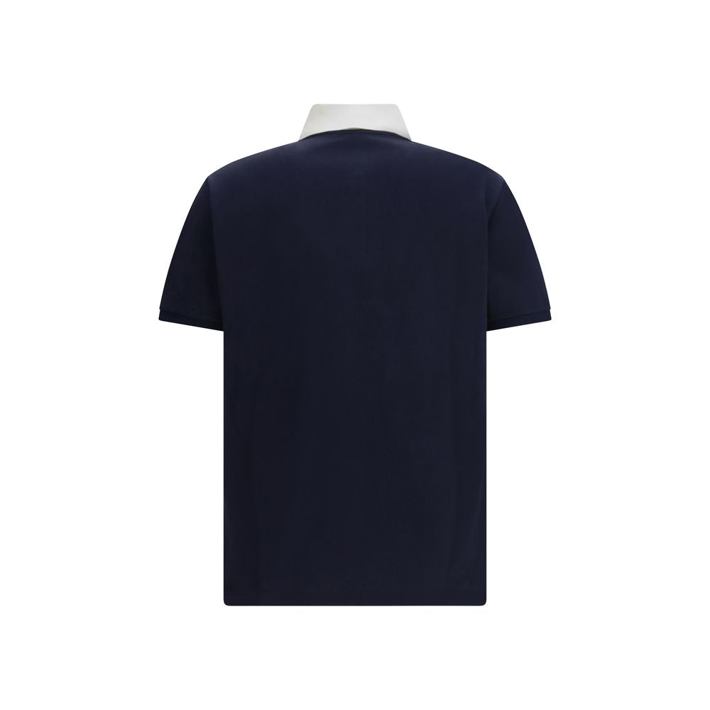 Chemise polo en coton bleu Gucci, vue en gros plan, avec logo Gucci visible sur la poitrine.
