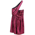 Robe courte en viscose fuchsia de Saint Laurent, coupe élégante avec détails modernes, portée sur un mannequin.