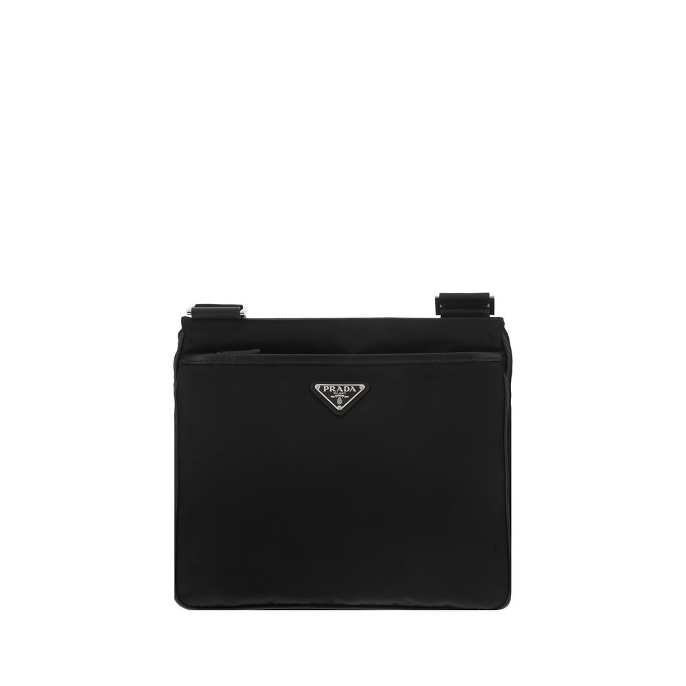 Sac à bandoulière en nylon noir Prada, élégant et pratique, avec détails de marque visibles sur le produit.
