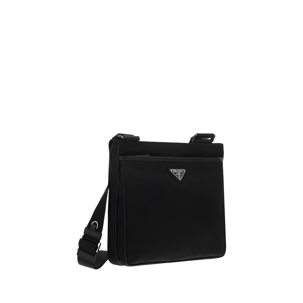 Sac à bandoulière en nylon noir de Prada, élégant et pratique, avec détails de la marque visible.