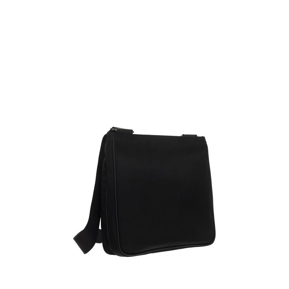 Sac à bandoulière Prada en nylon noir, élégant et pratique, avec détails sophistiqués visibles sur l'image.