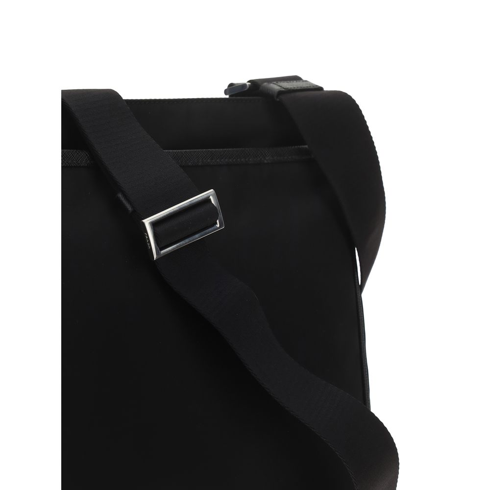 Sac à bandoulière en nylon noir Prada, élégant et pratique, avec détails de la marque Prada visible sur l'image.