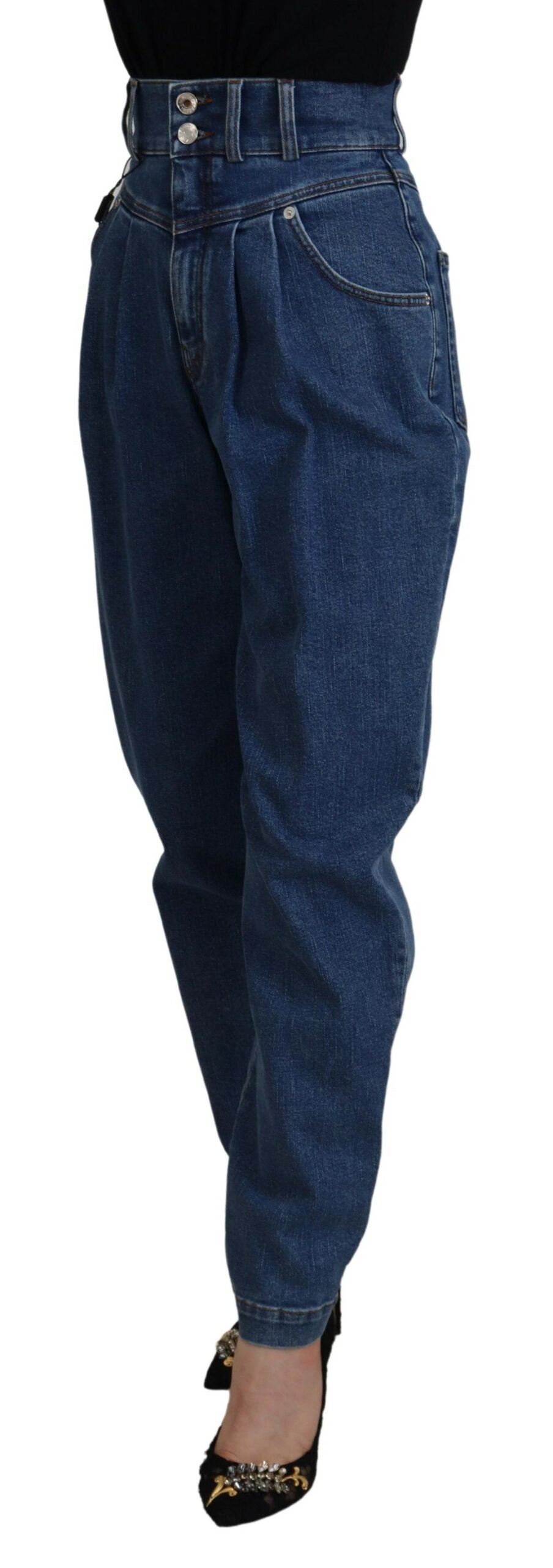Jean en coton bleu Dolce & Gabbana, taille haute, avec détails classiques, porté sur un mannequin.