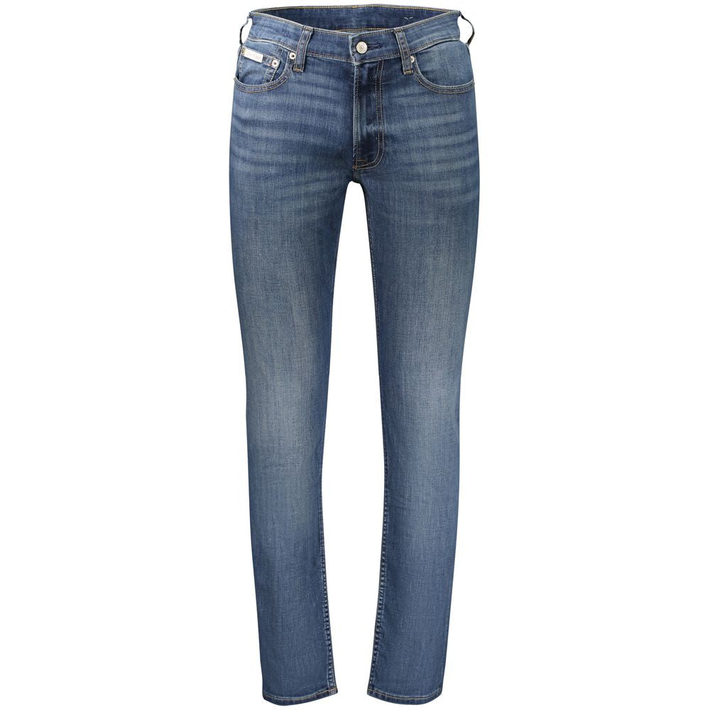 Jeans homme en coton bleu de la marque Calvin Klein, coupe classique avec poches avant et arrière.