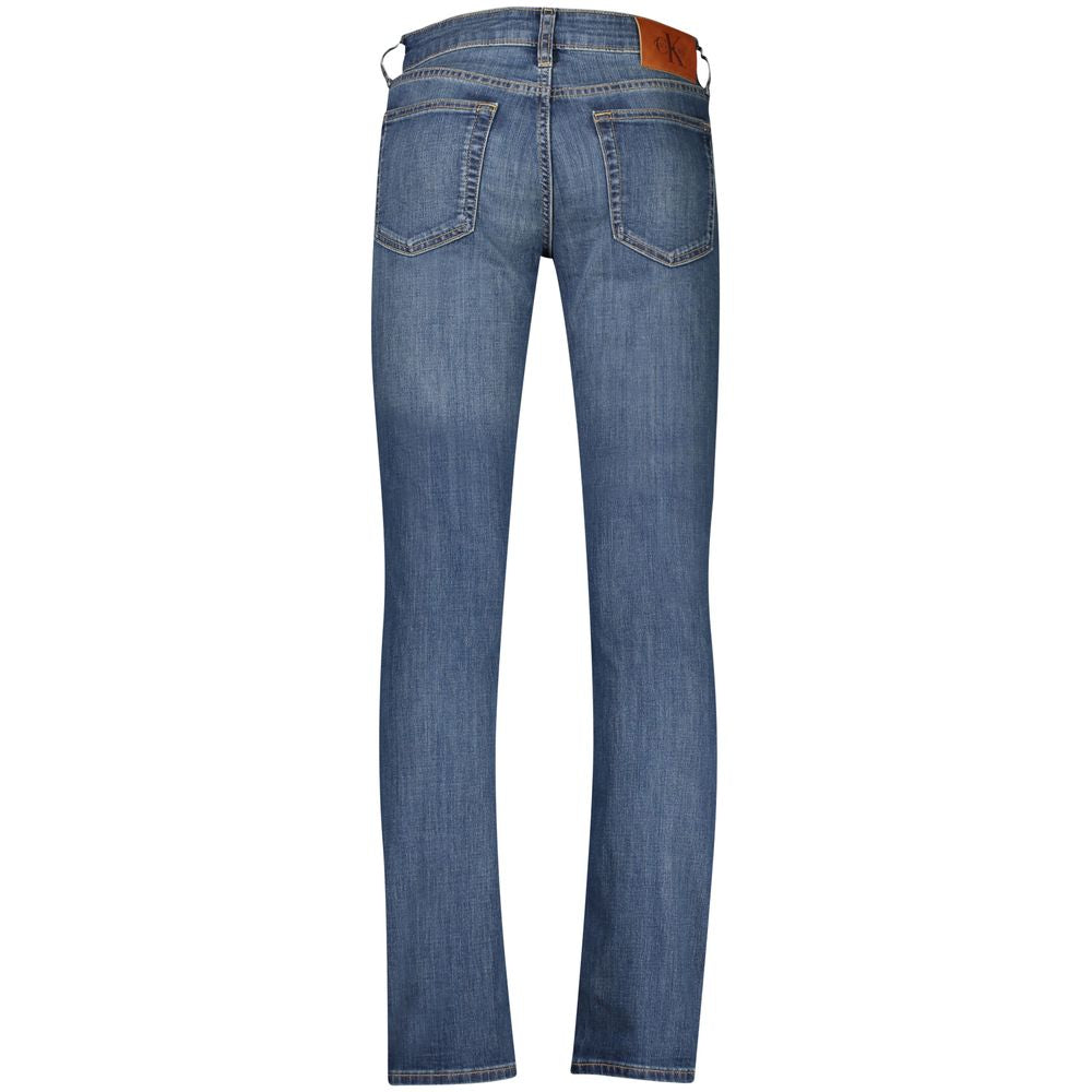 Jeans homme en coton bleu de la marque Calvin Klein, coupe classique avec poches avant et arrière.
