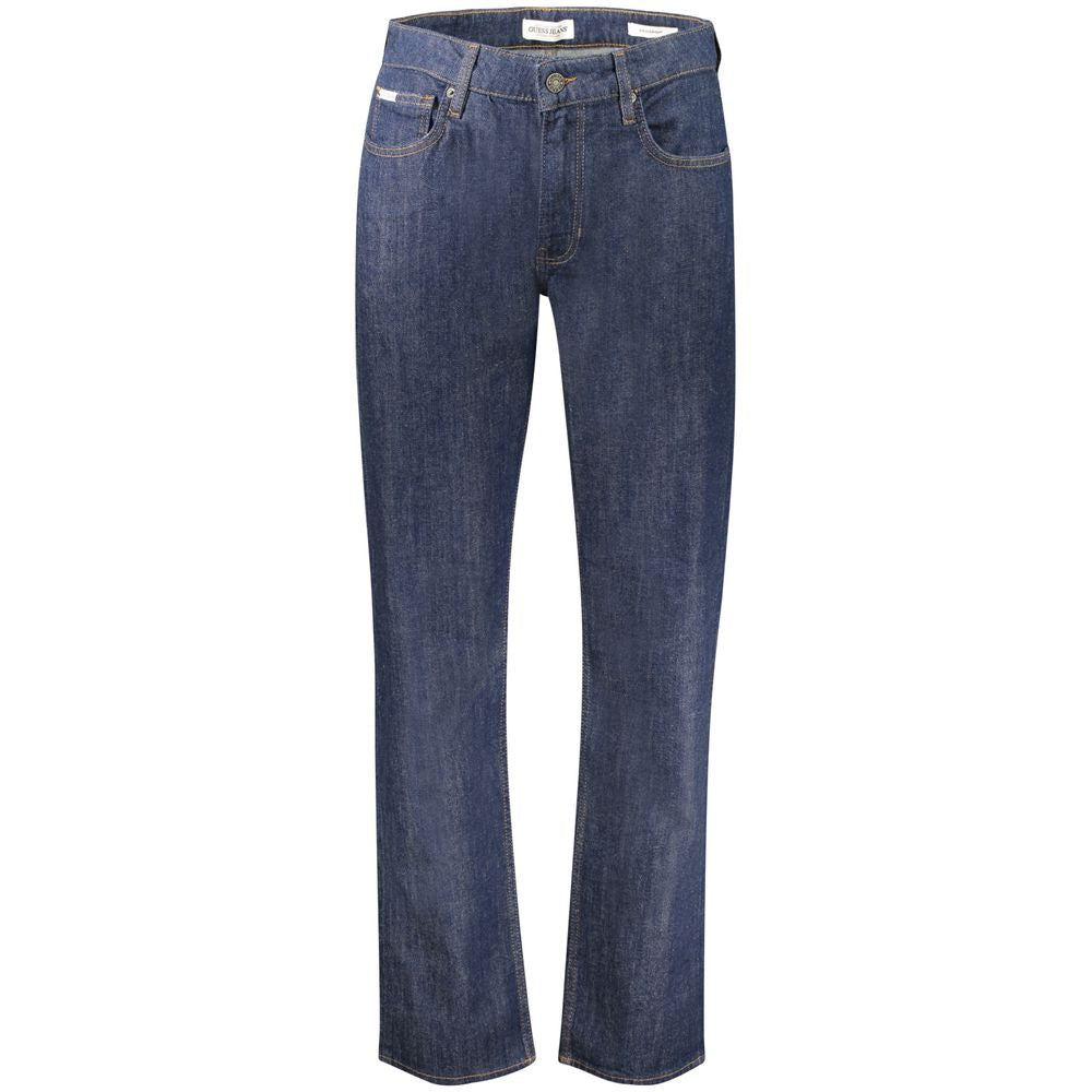 Jeans homme Guess Jeans en coton bleu, coupe classique, détails de couture, porté sur un mannequin.