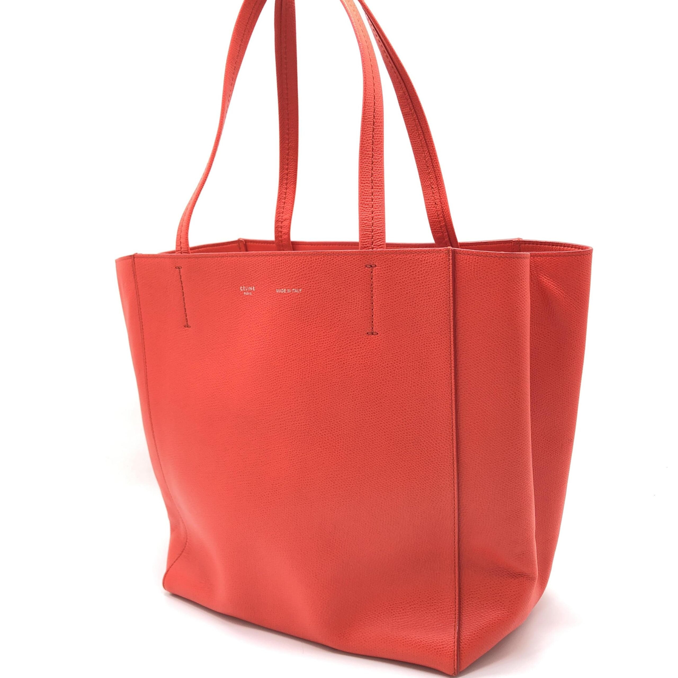 Sac cabas Celine Phantom en cuir grainé rouge, grand modèle avec poignées et poche intérieure visible.