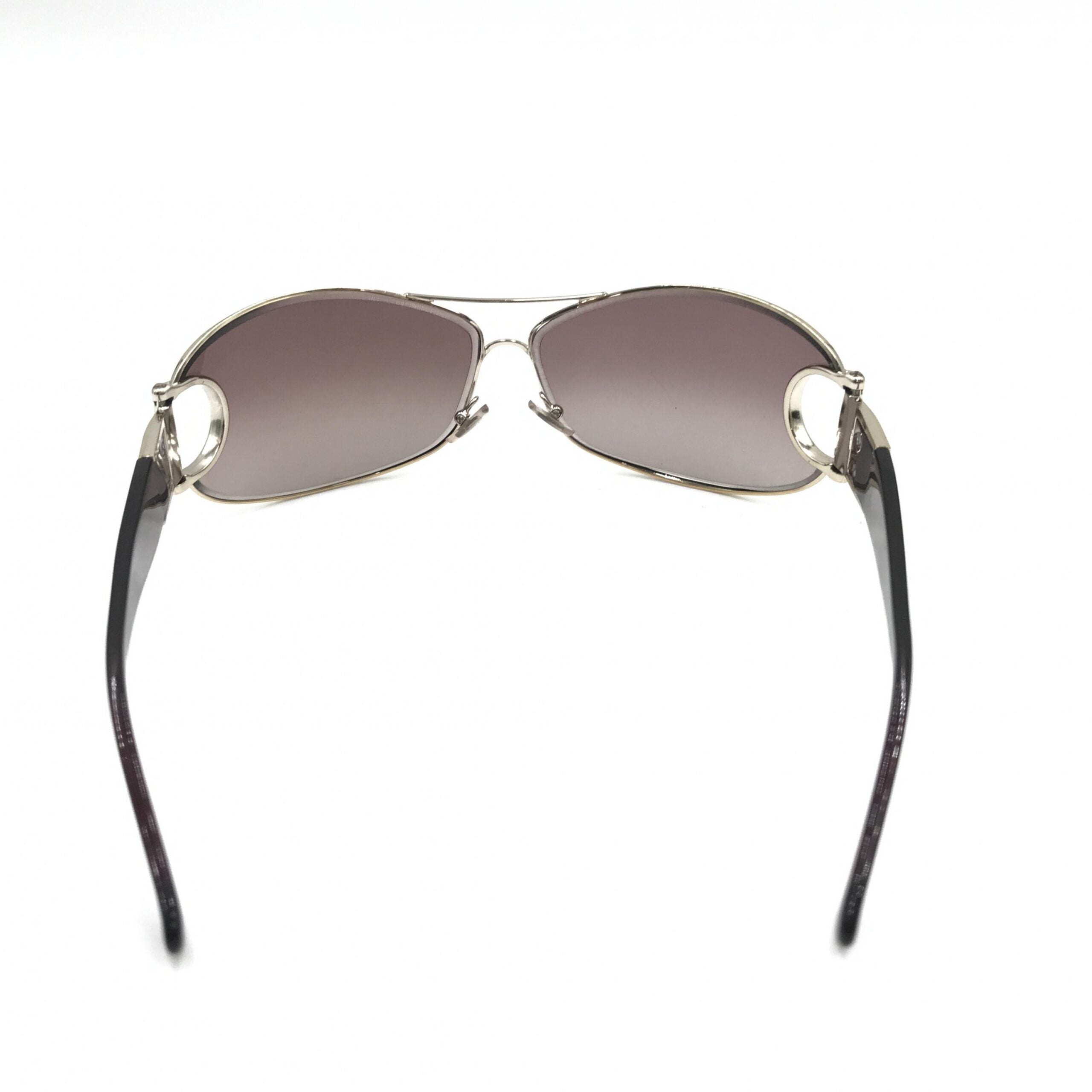 Lunettes de soleil aviateur Gucci avec monture en métal et verres teintés, style classique et élégant, marque de luxe.