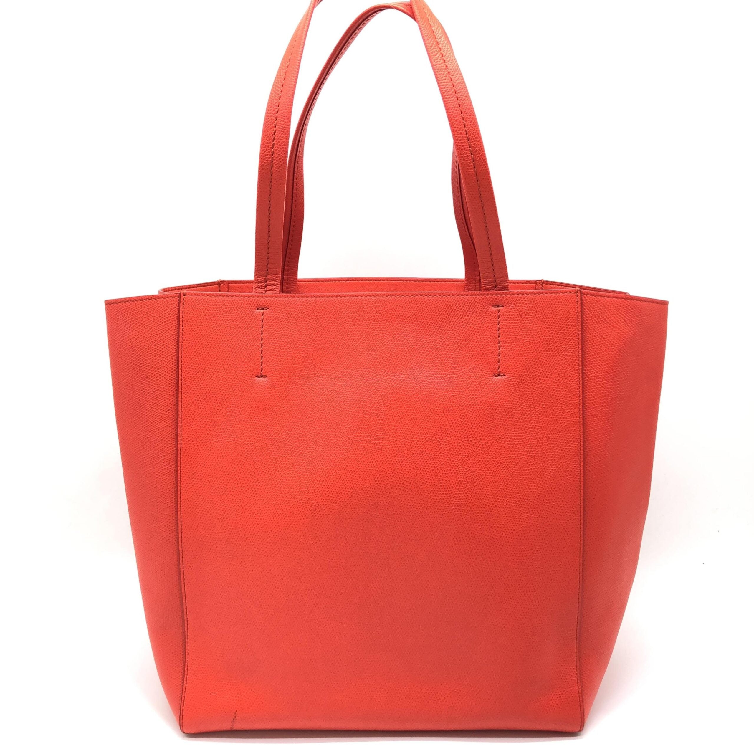 Sac cabas Celine Phantom en cuir grainé rouge, grand modèle avec double poignée et design élégant.
