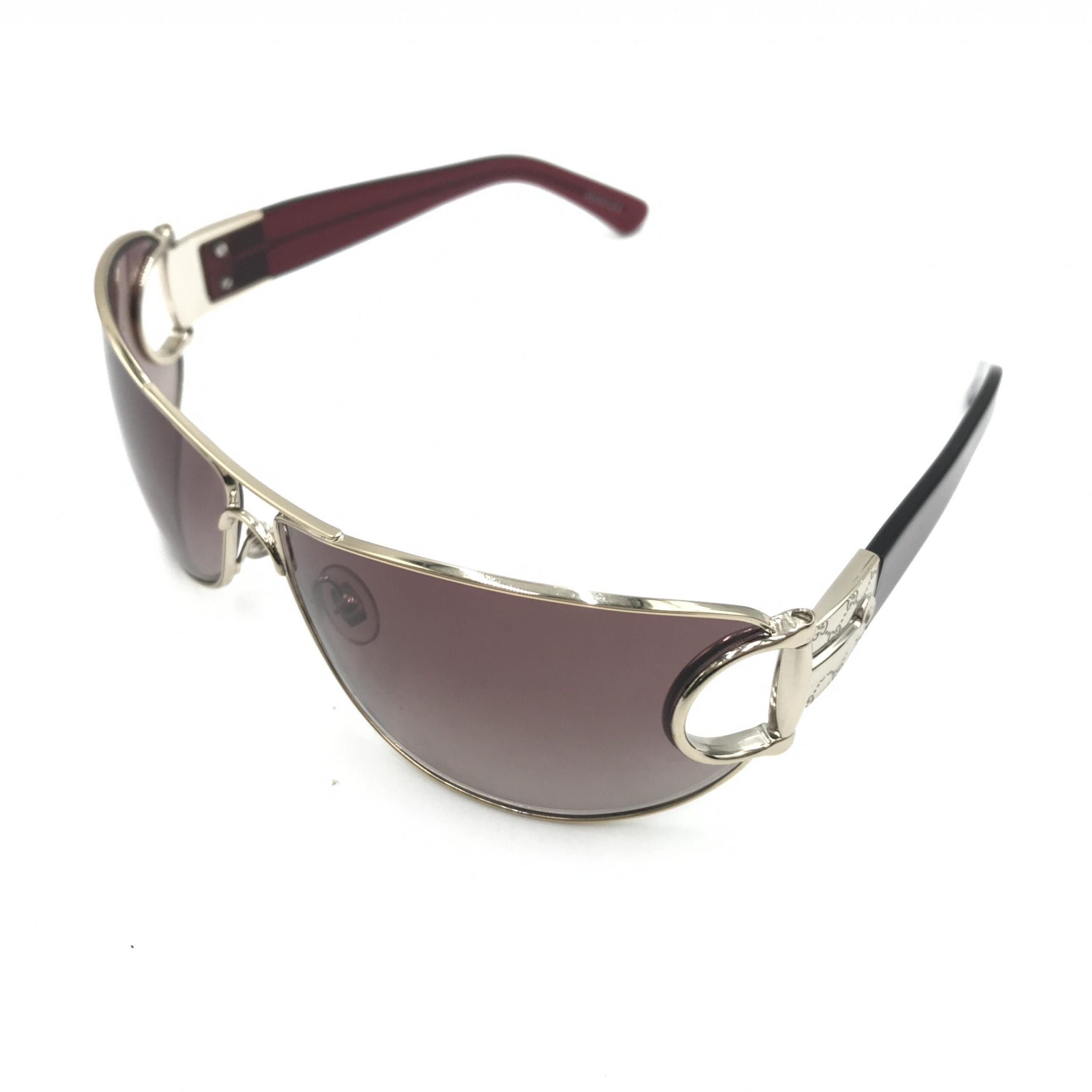 Lunettes de soleil Gucci aviateur avec monture en métal et verres teintés, style élégant et classique.