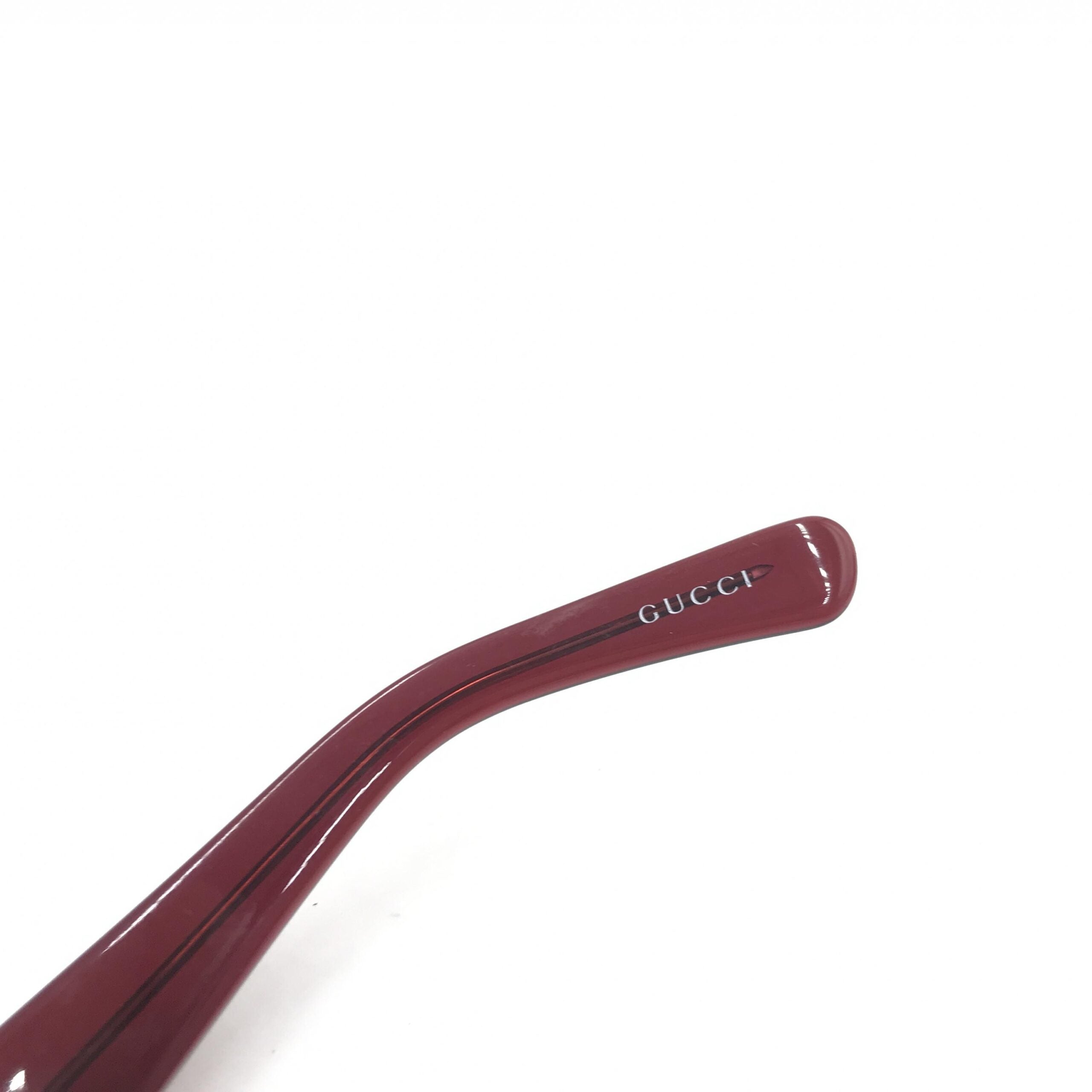Lunettes de soleil Gucci aviateur avec monture en métal et verres teintés, style élégant et sophistiqué.