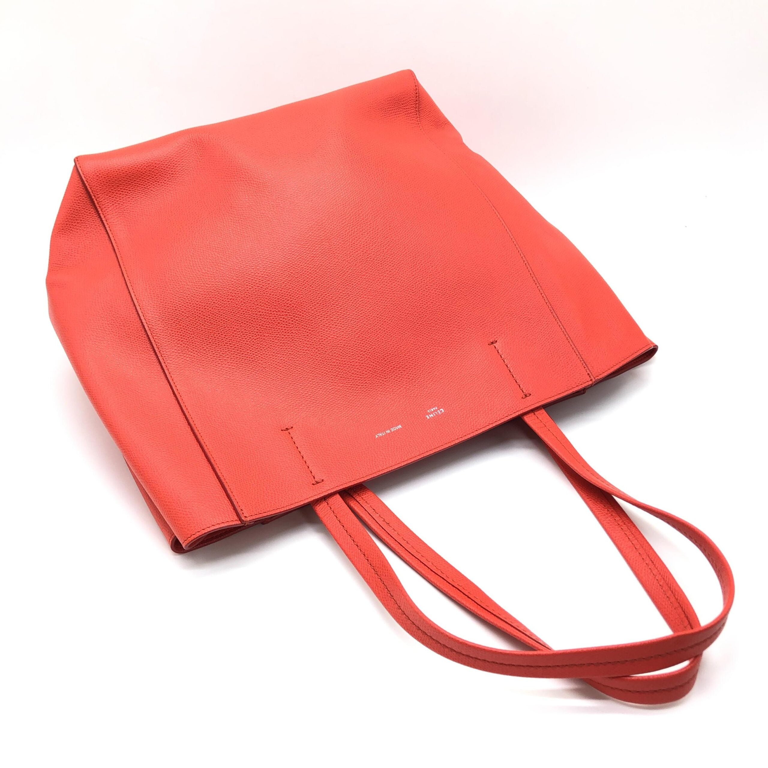 Sac cabas Celine Phantom en cuir grainé rouge, grand modèle avec poignées et design élégant.