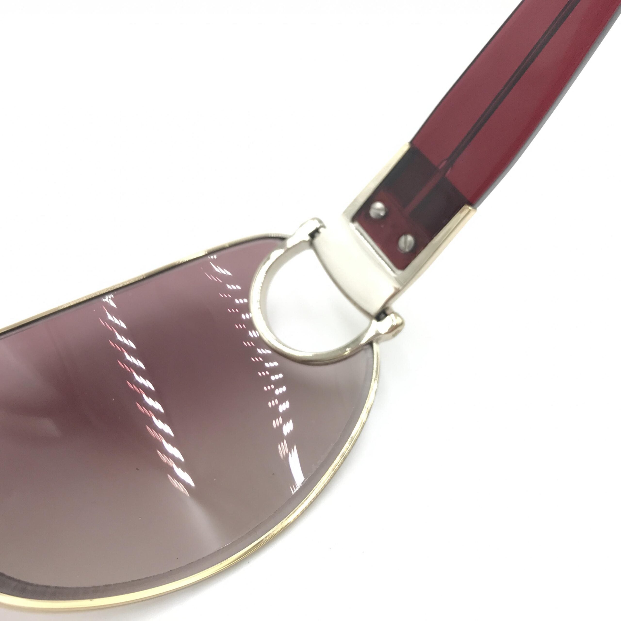 Lunettes de soleil Gucci aviator avec monture en métal et verres teintés, style classique et élégant.