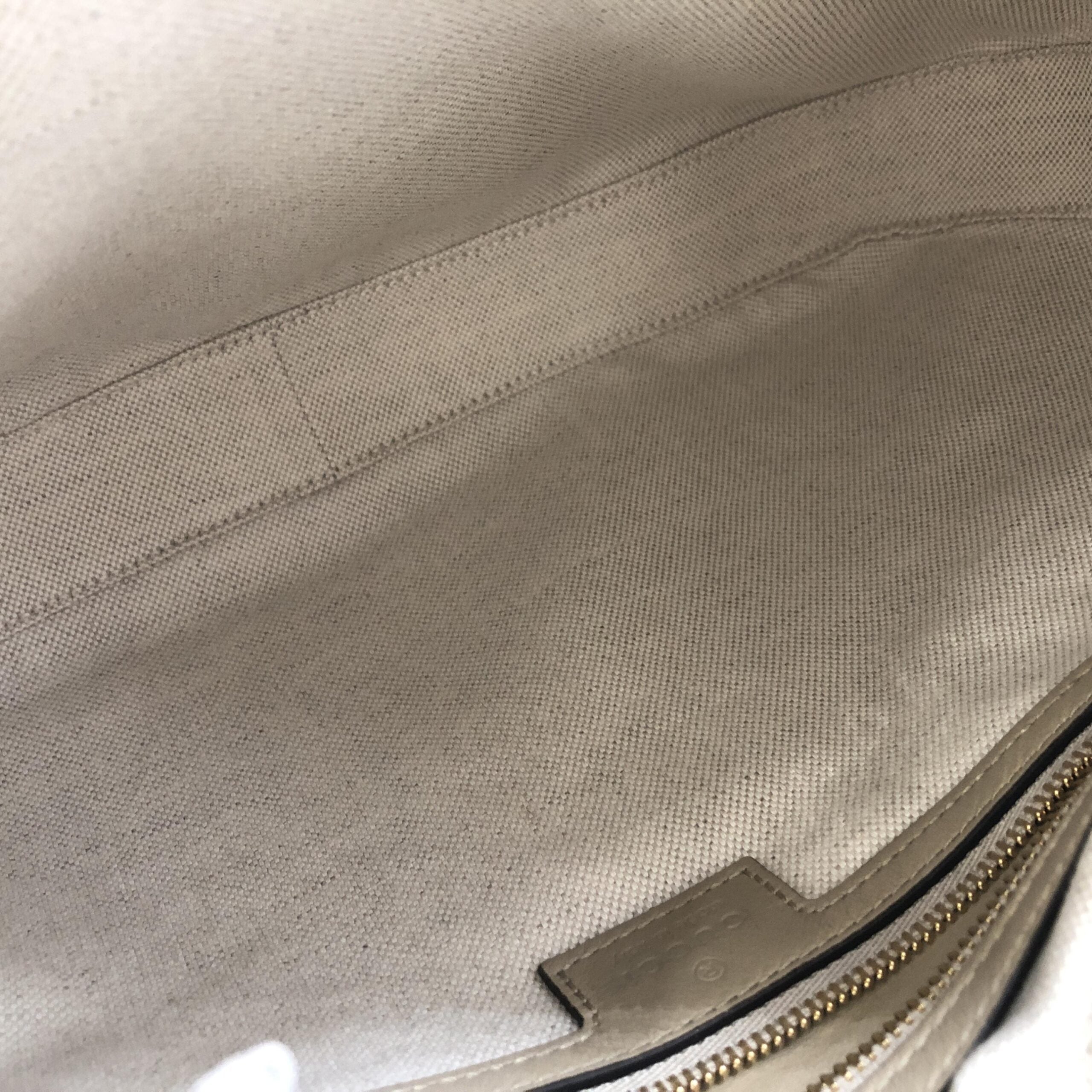 Sac à bandoulière Gucci Aria en cuir de veau beige avec bande Web large, design élégant et spacieux.