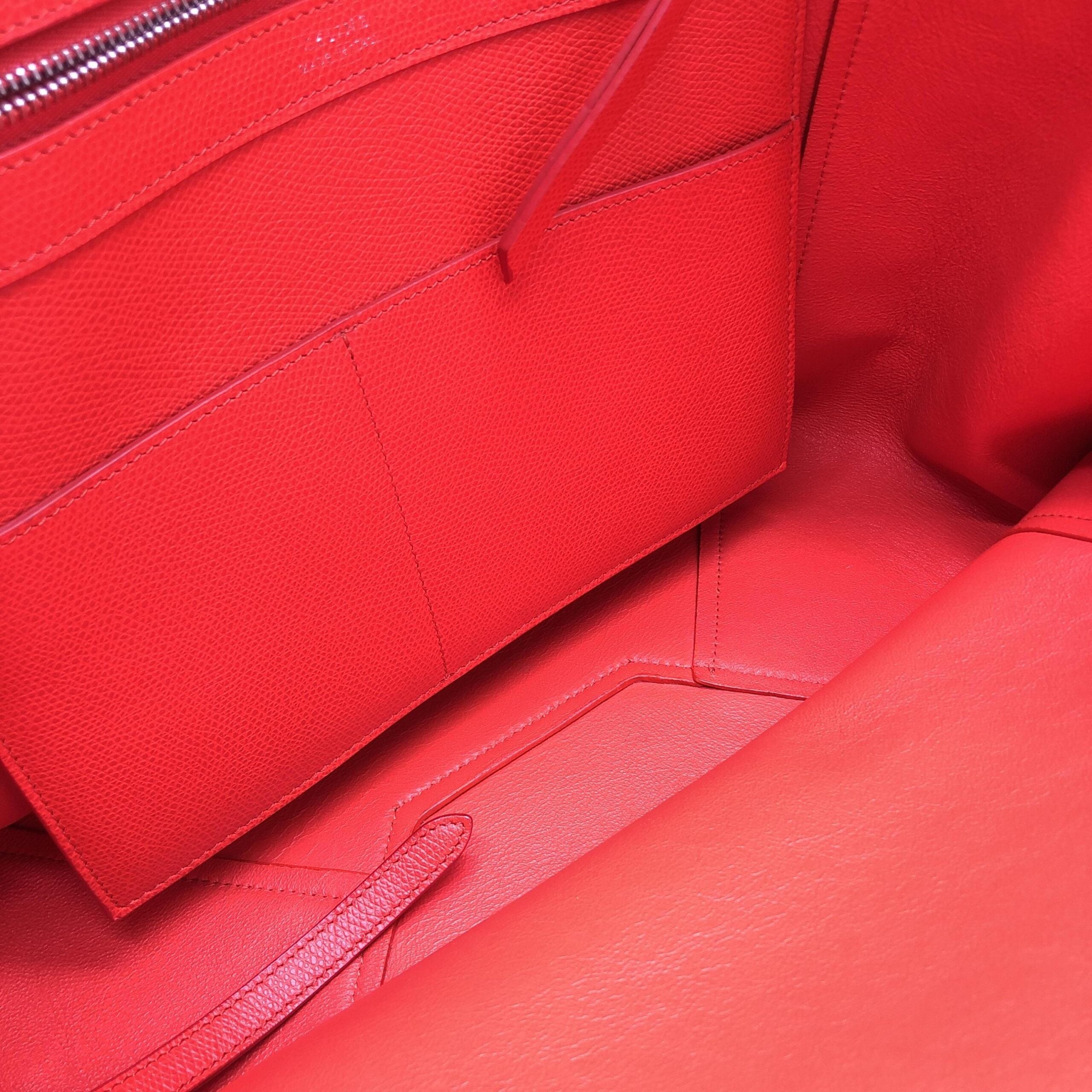 Sac cabas Celine Phantom en cuir pebble rouge, grand sac tote élégant avec poignées robustes et design sophistiqué.