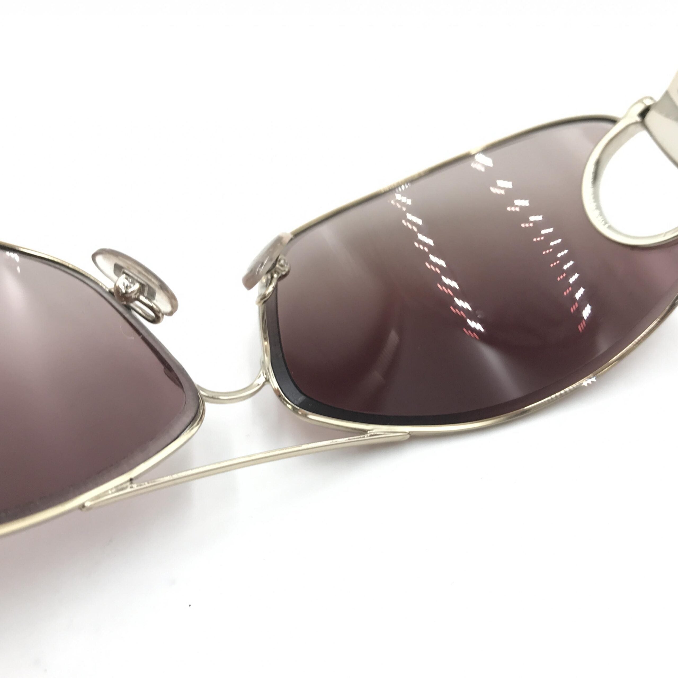 Lunettes de soleil Gucci Aviator Horsebit avec lentilles teintées, monture en métal doré et design élégant.